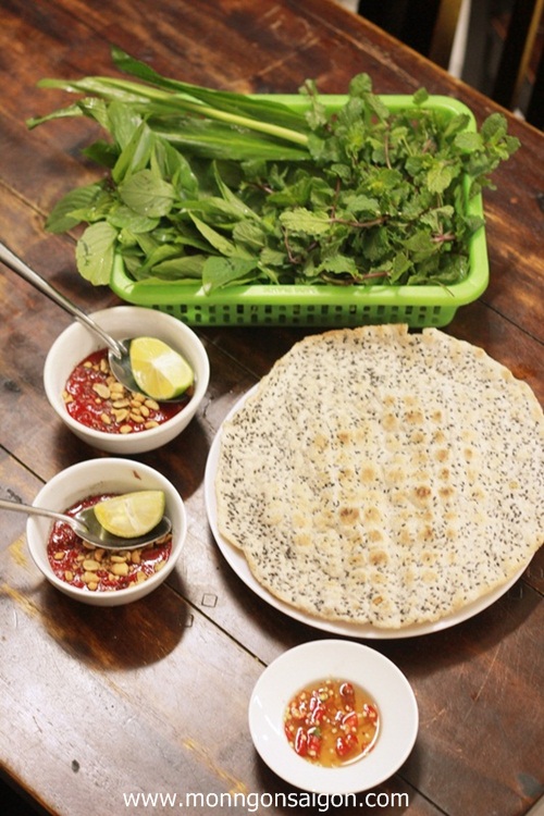 Tiết canh tại Huyền Vịt không chỉ hấp dẫn cánh mày râu, mà ngay cả chị em cũng rất thưởng thức.