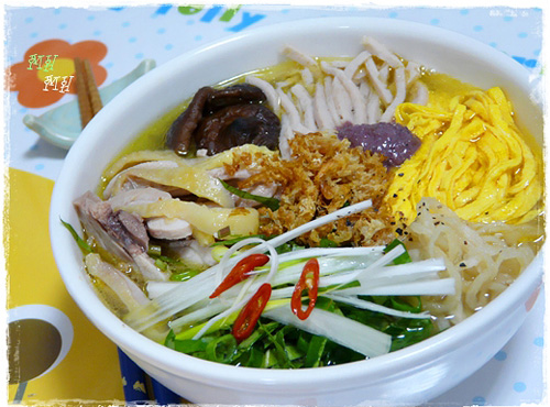 Bún thang "níu" thực khách với bức tranh lập thể hài hòa, vị cay thơm của tinh dầu cà cuống, vị giòn của củ cải muối.