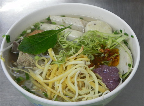 Bún mọc là sự thăng hoa của các loại chả làm từ giò sống và vị ngọt của sườn heo.