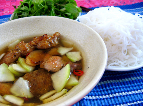 Bún chả thuộc dòng món ăn nguội, thanh, dễ ăn và dễ chế biến.