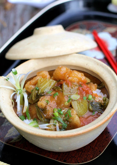 Cơm thố với cá sốt dưa chua