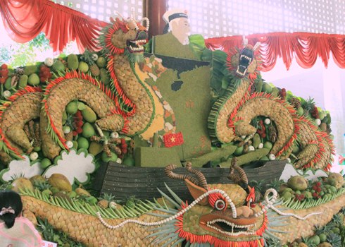 Lấy cảm hứng từ truyền thuyết 'Con rồng cháu tiên', các nghệ nhân đã tạo nên những tác phẩm rất sống động và đẹp mắt.