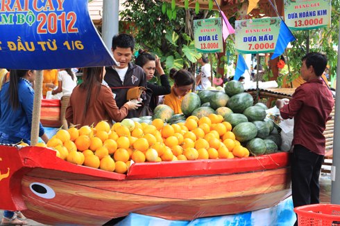 Các hoạt động mua bán ở lễ hội trái cây Nam bộ đều diễn ra trên những chiếc thuyền, đặc trưng của sông nước Nam bộ.