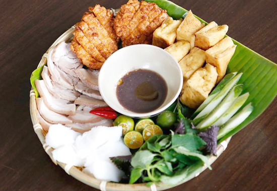 Thực đơn của quán khá phong phú, ngoài món bún đậu mắm tôm còn có...