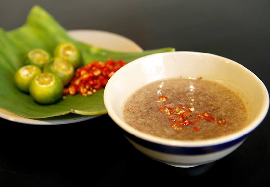 Theo những thực khách sành ăn, mắm tôm của quán vừa đậm đà, vừa thơm ngon mang hương vị rất đặc trưng của miền Bắc.