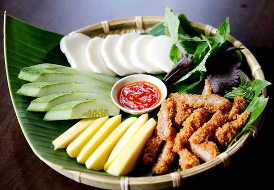 Món nem rán nổi tiếng của Hà Thành cũng góp mặt trong thực đơn của quán.