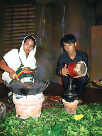 Biểu diễn cách làm và pha càphê của người Ethiopia.