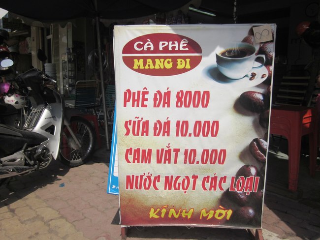 Không chỉ xuất hiện ở các vỉa hè, tên gọi "Cà phê mang đi" còn được nhiều quán cóc sử dụng để hút khách.
