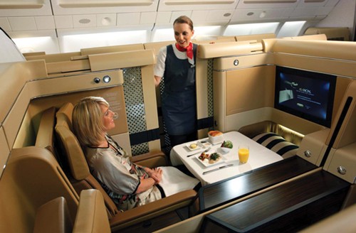 Bữa tối trong khoang thương gia của hãng hàng không Etihad hạng nhất