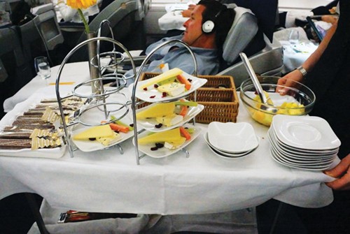 Dọn món tráng miệng trên máy bay của hãng Lufthansa