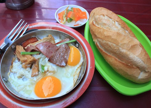 Bánh mì, trứng ốp la, pa tê