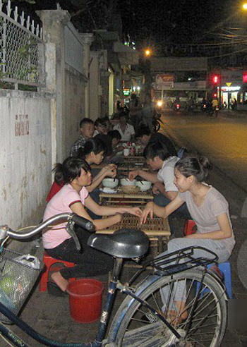 Một điểm đặc biệt là hầu hết các quán ăn trên đường Lê Văn Việt chỉ mở buổi tối.