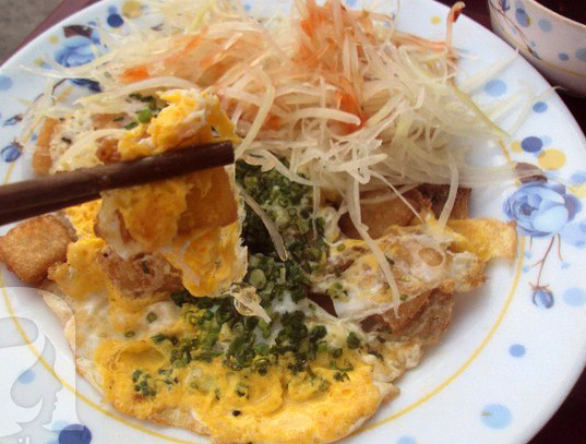 Chút tương ớt sẽ làm món ăn thêm đưa vị.