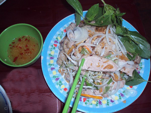 1 phần gỏi vịt chua ngọt đầy đặn đủ cho 2 người ăn có giá 40.000 đồng.