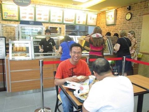 Ngày đầu tiên của Subway RMIT được đón tiếp đông đảo các thầy cô giáo và nhân viên đến thưởng thức.