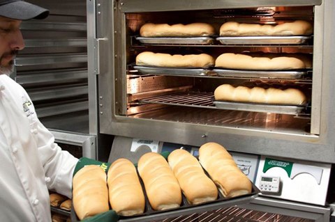 Các chiếc bánh được nướng tươi tại chỗ nóng và thơm.