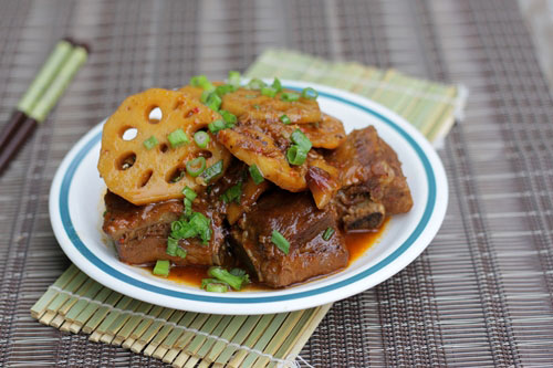 Sườn non kho củ sen và tương đậu