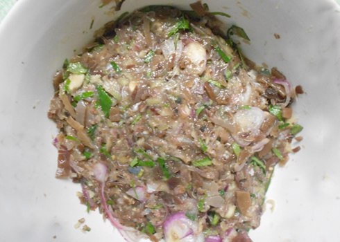 Thịt nhái làm sạch, bằm nhuyễn với nấm mèo, hành tím, sả. Ảnh: Như Diệu.