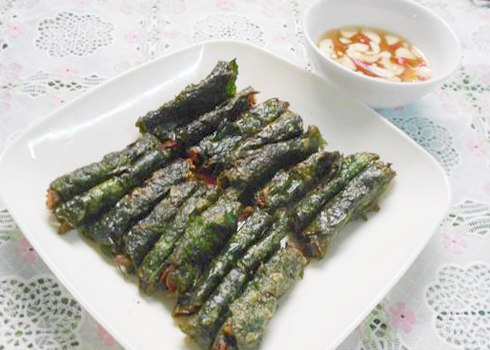Chả nhái chiên chín vàng có mùi thơm của lá lốt thật hấp dẫn. Ảnh: Như Diệu.