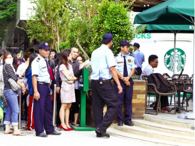 Starbucks đã tạo ấn tượng trong những ngày đầu khi đông đảo bạn trẻ xếp hàng chờ đến lượt vào thưởng thức cà phê