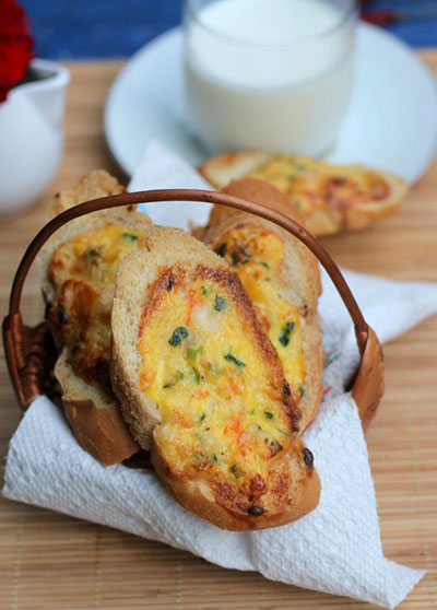 Bánh mỳ nướng tôm và trứng cho bữa sáng