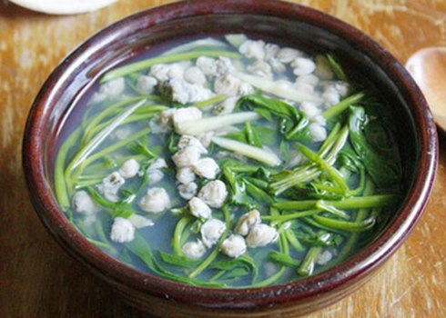 Canh hến nấu rau muống