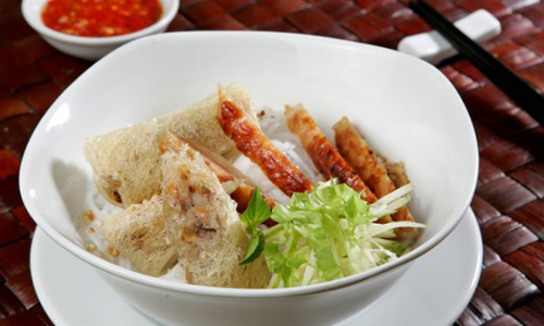 Bún nem nướng chả giò.