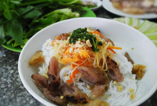 Bún nem nướng.