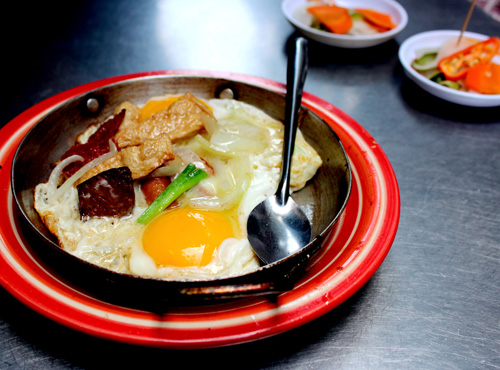 Bánh mì ốp la thịt nguội Hòa Mã