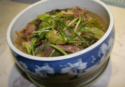 Canh cải chua nấu thăn bò