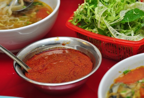 Ở đây, từ bát tương ớt đến rổ rau đều sạch sẽ, ngon mắt.