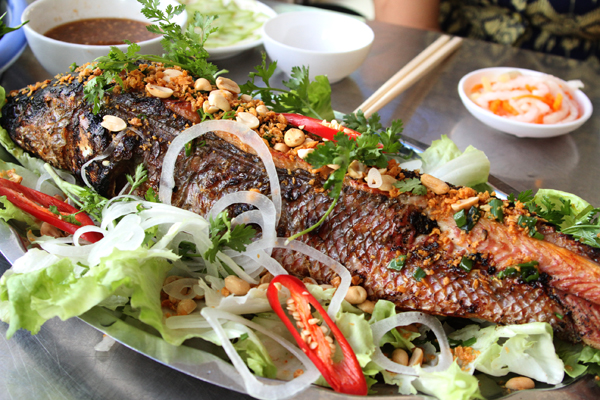 Cá lóc nướng trui là món ăn dân dã nơi đồng ruộng Nam bộ.