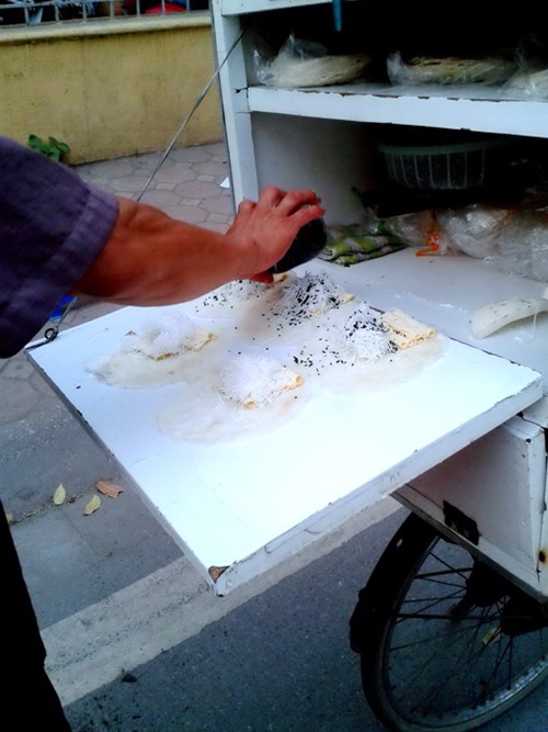 Còn đó xe hàng bò bía ngọt quen thuộc của một thời học sinh chúng tôi 