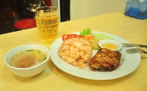 Suất cơm gà xối mỡ 45.000 đồng.