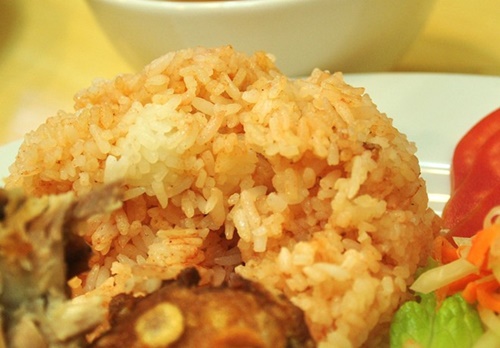 Cơm gạo khá dẻo và có màu đỏ vàng của cà chua.