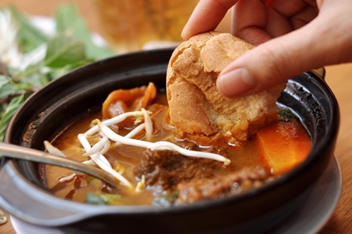 Bánh mỳ bò kho cũng là món tủ của quán.
