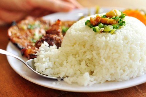 Gạo tấm của quán chọn loại ngon không thua các nhà hàng lịch sự.