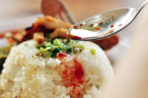 Chỉ cần rưới nước mắm đặc sánh của quán khách cũng có thể "đả hết veo" suất cơm.