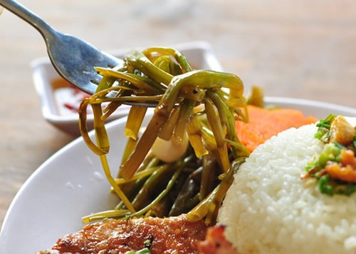 Suất cơm luôn có rau...