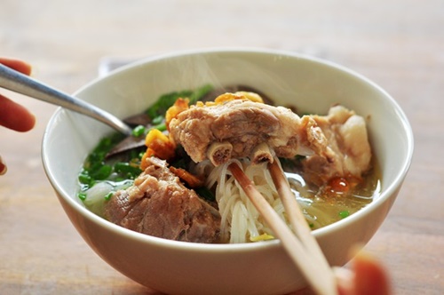 Hủ tíu sườn Vĩnh Long với 3 miếng sườn "khủng".