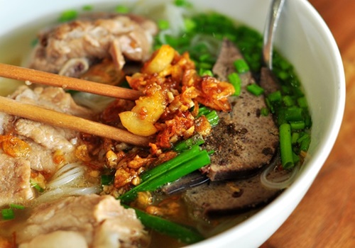 Nước canh mang vị ngọt đặc biệt lại có cả tóp mỡ, hành tỏi phi, rất hợp gu khách "hảo đường".