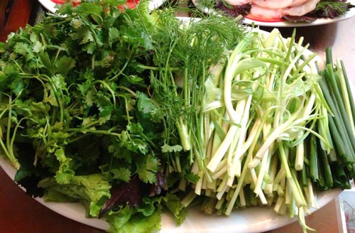 Rửa sạch các loại rau ăn kèm.