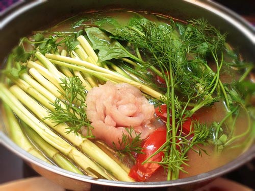 Nồi nước lẩu ngọt từ xương và thơm các hương liệu, chỉ cần cho rau và cá vào nhúng là đã có bữa ăn ngon tuyệt.