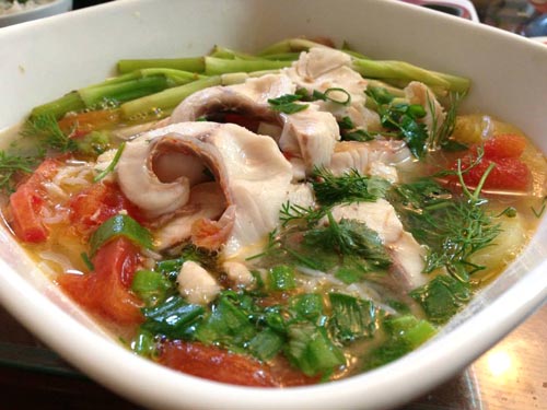 Khi ăn, bạn gắp bún ra bát chan với nước lẩu cùng cá và rau đã nhúng chín.