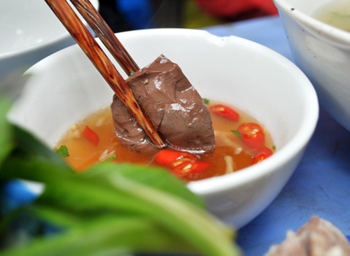 Huyết vịt thanh mát chấm với nước chấm chua cay
