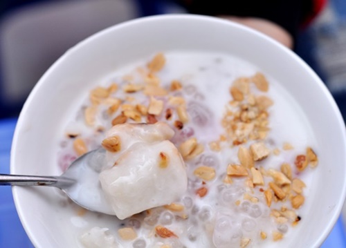 Chè chuối nướng giá 12.000 đồng/bát, rất hợp để ăn tráng miệng.