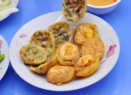 Bánh căn của quán có 2 loại - nhân thịt 3.000 đồng và nhân trứng cút 4.000 đồng/chiếc.