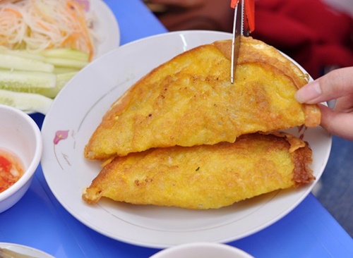 Bánh xèo cũng có 2 loại - nhân thịt bò giá 20.000 đồng và nhân thịt heo 15.000 đồng/chiếc.