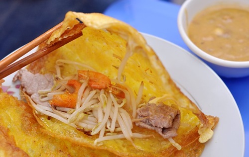 Bánh ở đây vỏ có trứng, tôm loại to vừa chứ không phải tép.