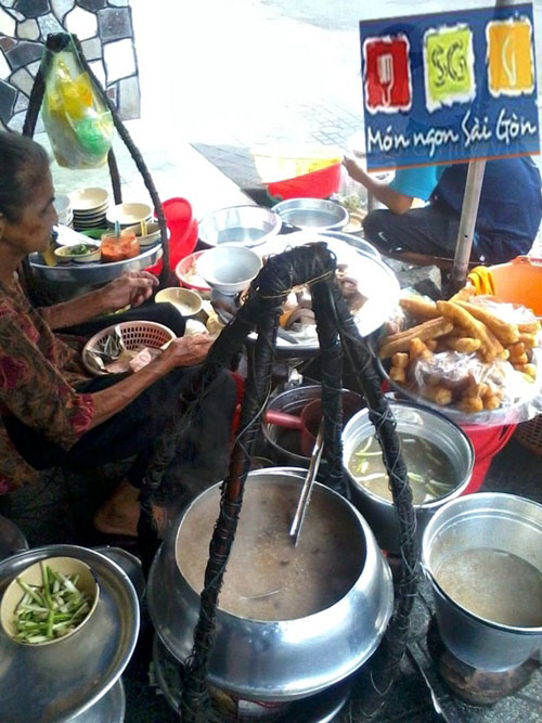 Gánh cháo lòng của 2 bà cháu